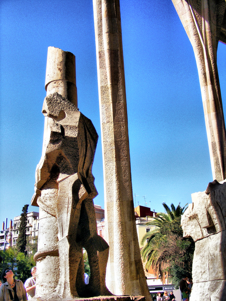 Lebensgroße Skulpturen am Haupteingang der Sagrada Familia  